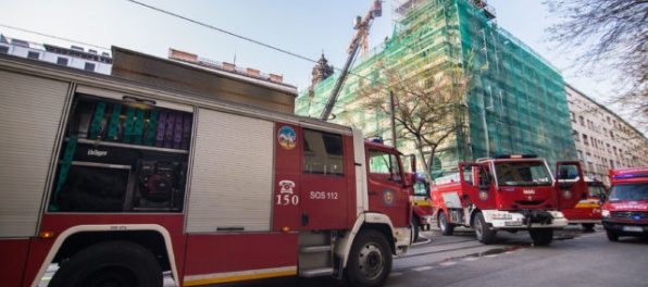 V centre Bratislavy horí strecha, zasahuje takmer 30 hasičov