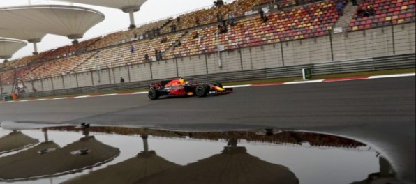 Víťazmi prvého tréningu pred VC Číny Verstappen a dážď, druhý zrušili