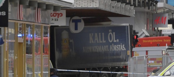 Teror v Štokholme: Nákladné auto vrazilo do luxusného obchodného domu, zomierali ľudia