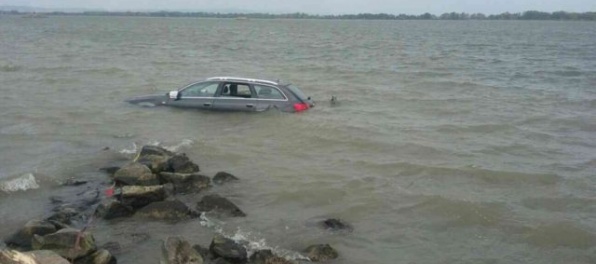 Foto: V bratislavskom Čunove skončil šofér s autom vo vode