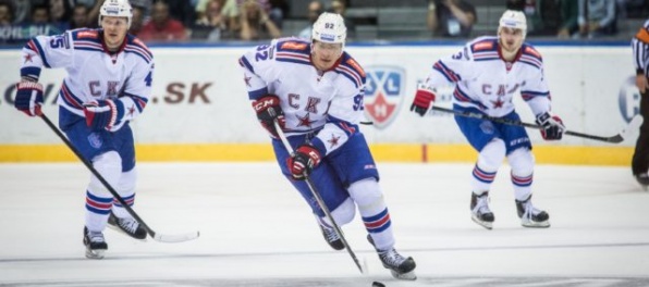 Video: V prvom finále KHL zvíťazil Petrohrad, Kovaľčuk nedohral pre tvrdý faul na hlavu súpera