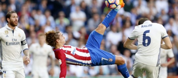 Video: Real v madridskom derby remizoval s Atléticom, Barcelona zakopla v Málage