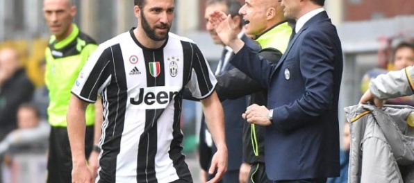 Video: Kanonier Higuaín zaistil triumf Juventusu, v Serie A aj dve remízy