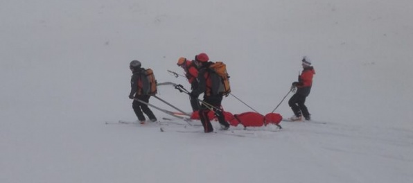 V Tatrách spadli dve lavíny, zachraňovať museli dvoch skialpinistov