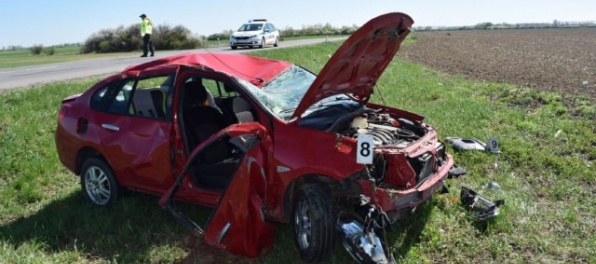 V Michalovskom okrese sa stali dve vážne nehody, vodič Renaultu zahynul a motorkár je ťažko zranený