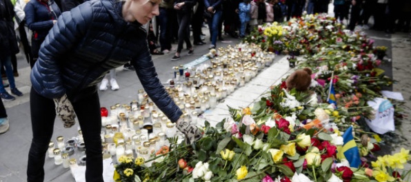 Aktualizované: Švédi si minútou ticha uctili obete útoku v Štokholme, je známe meno podozrivého