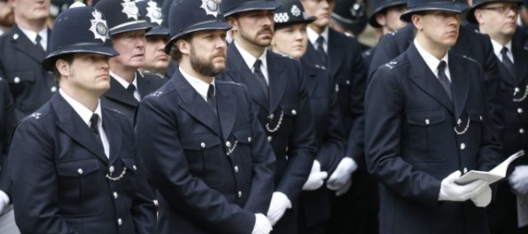 Británia sa rozlúčila s policajtom, ktorého dobodal terorista pred parlamentom