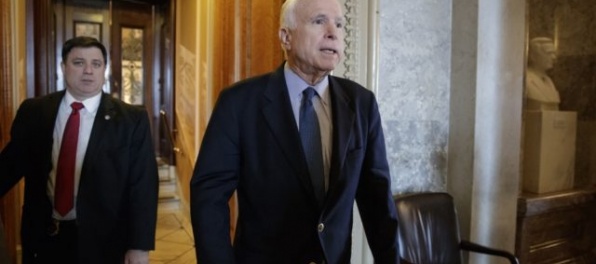 Americký senátor McCain provokuje Rusov, obvinil ich zo spolupráce na chemickom útoku v Sýrii