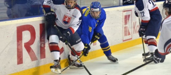 Slovenskí hokejisti do 18 rokov chcú na domácom ľade nazrieť čo najďalej, začnú proti obhajcom