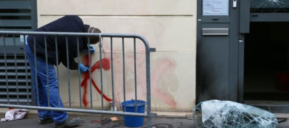 Zápalná fľaša zasiahla parížske sídlo kampane Marine Le Penovej