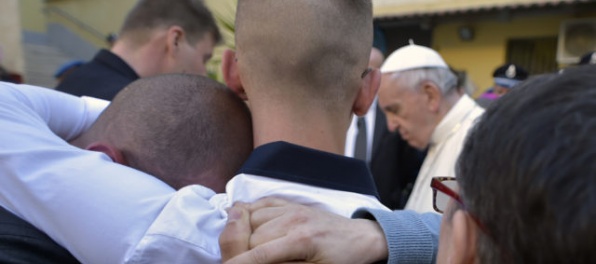 Pápež František na Zelený štvrtok umyl nohy dvanástim väzňom