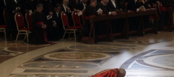 Video: Pápež sa modlil poležiačky uprostred Baziliky sv. Petra