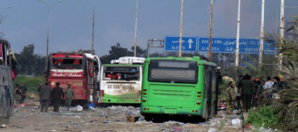 Bombový útok na konvoj autobusov pri Aleppe má vyše sto obetí