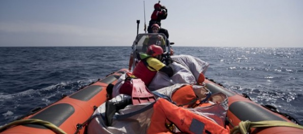 Pri brehoch Líbye sa utopilo najmenej 20 utečencov, záchranná loď sa dostala do problémov