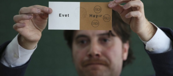 Turecká opozícia chce dať prepočítať tretinu hlasov z referenda, hovorí o podvodoch