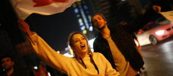 “Bok po boku proti fašizmu”, kričali odporcovia prezidentského systému v Turecku