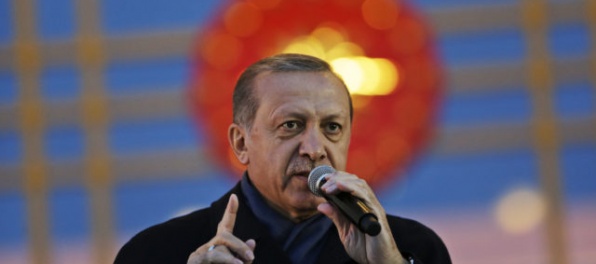 Erdogan skritizoval pozorovateľov, zvažuje vypísanie ďalších referend