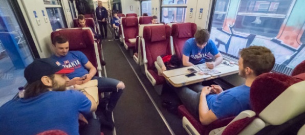 Slovenskí hokejisti cestovali na zápas proti Fínsku do Košíc vlakom, dorazili s meškaním