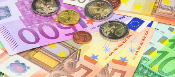 Euro oproti doláru v stredu oslabilo