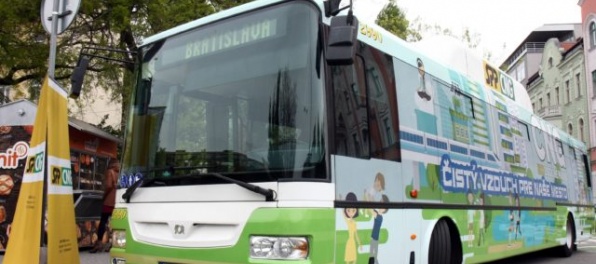 V Bratislave bude jazdiť ekologický bielo-zelený autobus, v budúcnosti môžu pribudnúť ďalšie