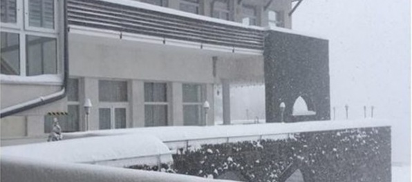 V Grandhoteli Galya uväznil sneh 200 hostí a personál
