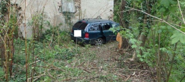 Auto vyletelo z cesty a narazilo do zrúcaniny, posádka skončila v nemocnici