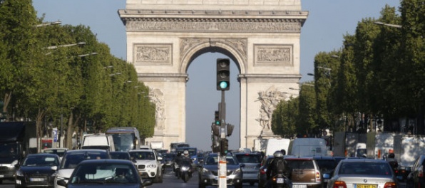 Útok v Paríži ovplyvnil posledný deň kampane, prezidentskí kandidáti si servítku pred ústa nekládli
