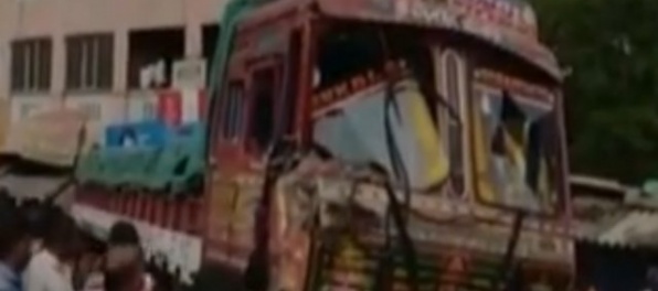 Video: Nákladné auto v Indii narazilo do davu a zabilo 20 ľudí