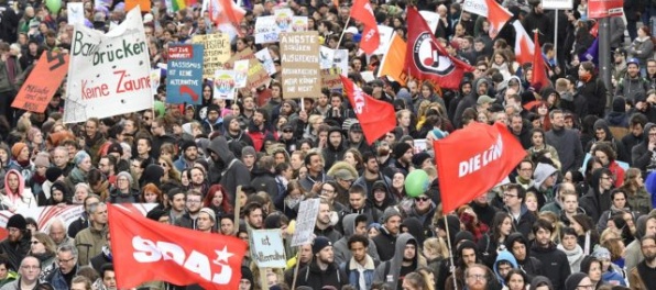 Populistická AfD zasadá v Kolíne nad Rýnom, zjazd strany sprevádzajú potýčky