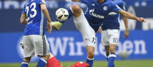 Video: Lipsko bojujúce o titul v Bundeslige remizovalo so Schalke, Freiburg zdolal Leverkusen