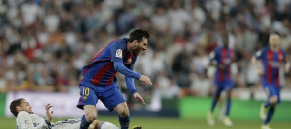 Video: El Clásico bolo reklamou na futbal, o výhre Barcelony nad Realom rozhodol 500. gól Messiho