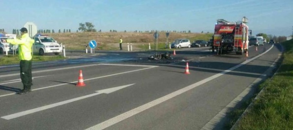 Foto: Po zrážke s autom v Záhorskej Bystrici horela motorka