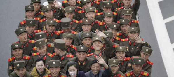 Severná Kórea oslavuje výročie vzniku svojej armády, delá strieľali ostrými