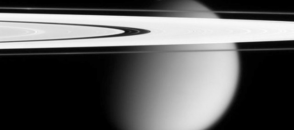 Sonda Cassini absolvuje prvý prelet medzi prstencami a atmosférou Saturnu