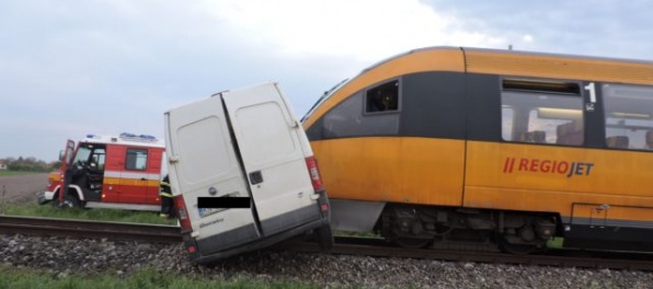 Foto: Šofér nerešpektoval stopku a vošiel na priecestie, vlak po zrážke tlačil dodávku asi sto metrov
