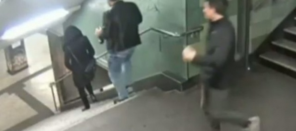 Video: Mladíkovi, ktorý v berlínskom metre skopol ženu, hrozí 10 rokov