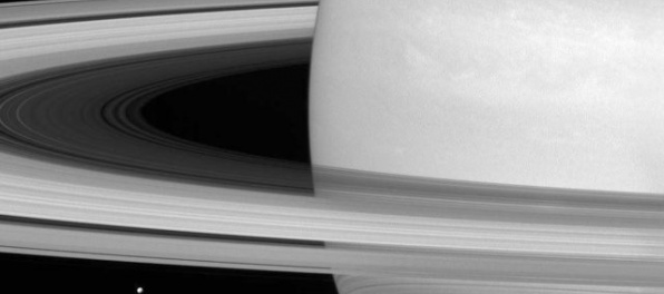 Aktualizované: Sonda Cassini uskutočnila historicky prvý let medzi Saturn a jeho prstence