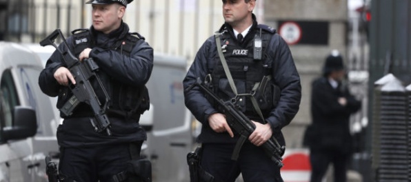 Tínedžer sa priznal k plánovaniu bombového útoku v Londýne, výbušniny zháňal na internete