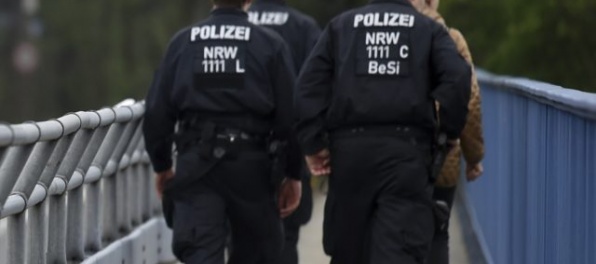 Na policajtov v Berlíne zaútočil ozbrojený muž, obyvateľov vydesila streľba
