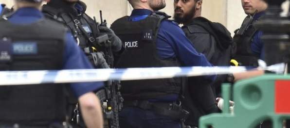 Protiteroristické policajné komando počas akcie v Londýne postrelilo ženu a zadržalo viaceré osoby