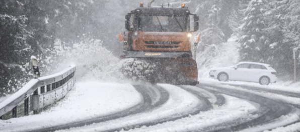 V južných Čechách vyhlásili snehovú kalamitu, stovky domácností sú bez prúdu
