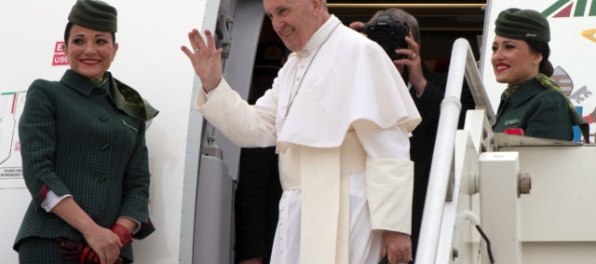 Pápež František pricestoval do Káhiry, v meste posilnili bezpečnosť