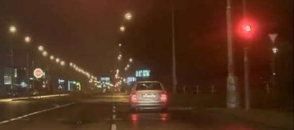 Video: Policajti strieľali na unikajúce auto, agresívny vodič po naháňačke kládol odpor