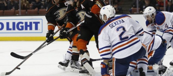 Video: “Predátori” utŕžili prvú prehru v play-off NHL, Sekera skóroval a Edmonton opäť zvíťazil