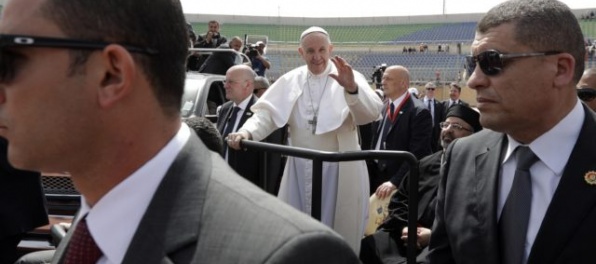 Pápež František za zvýšenej bezpečnosti odslúžil omšu na štadióne v Káhire