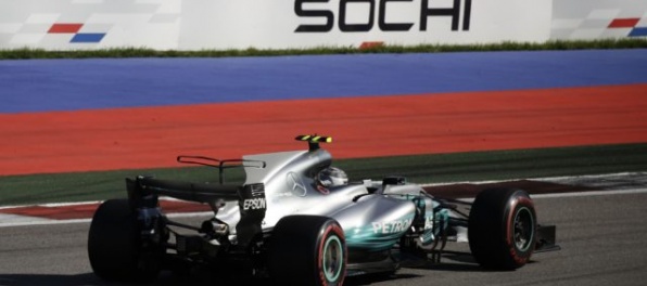 Bottas v prvom kole predbehol obe Ferrari a v Soči si vyjazdil premiérový triumf v F1