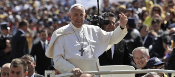 Pápež obhajoval prirovnanie utečeneckých zariadení ku koncentračným táborom