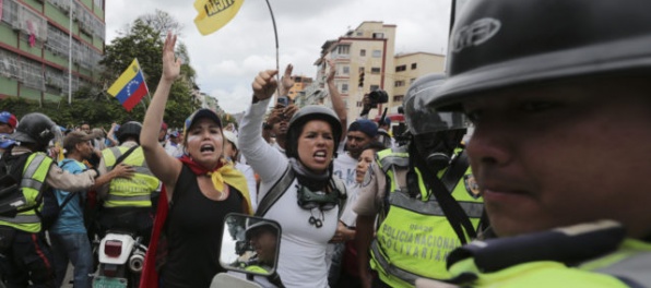 Protesty vo Venezuele nepoľavujú, prezident Maduro zvýšil minimálnu mzdu na takmer 46 eur