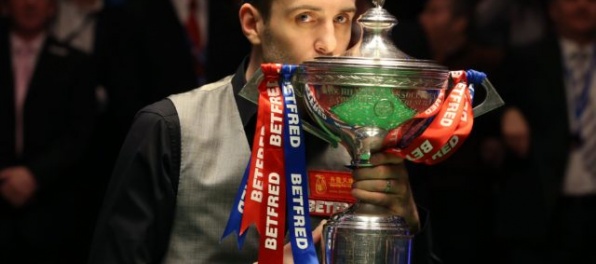 Mark Selby obrátil finále a obhájil titul majstra sveta v snookeri