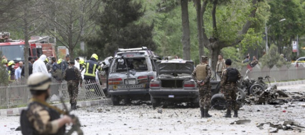 Samovražedný atentátnik zaútočil v Kábule na konvoj NATO, zahynulo osem ľudí